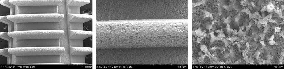 두 단계 처리를 한 치과 임플란트 표면의 배율별 FE-SEM사진