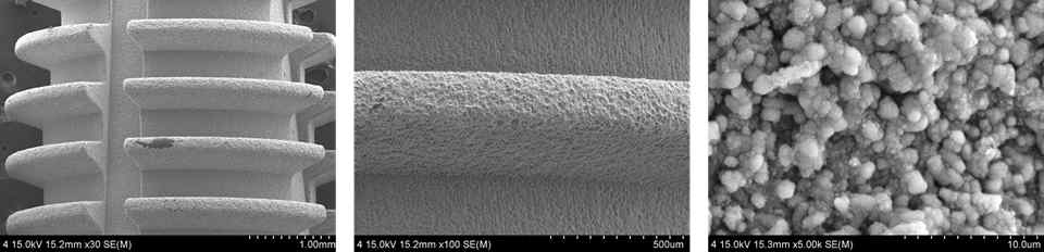두 단계 처리 후 hydroxyapatite코팅처리를 한 치과임플란트 표면의 배율별 FE-SEM사진