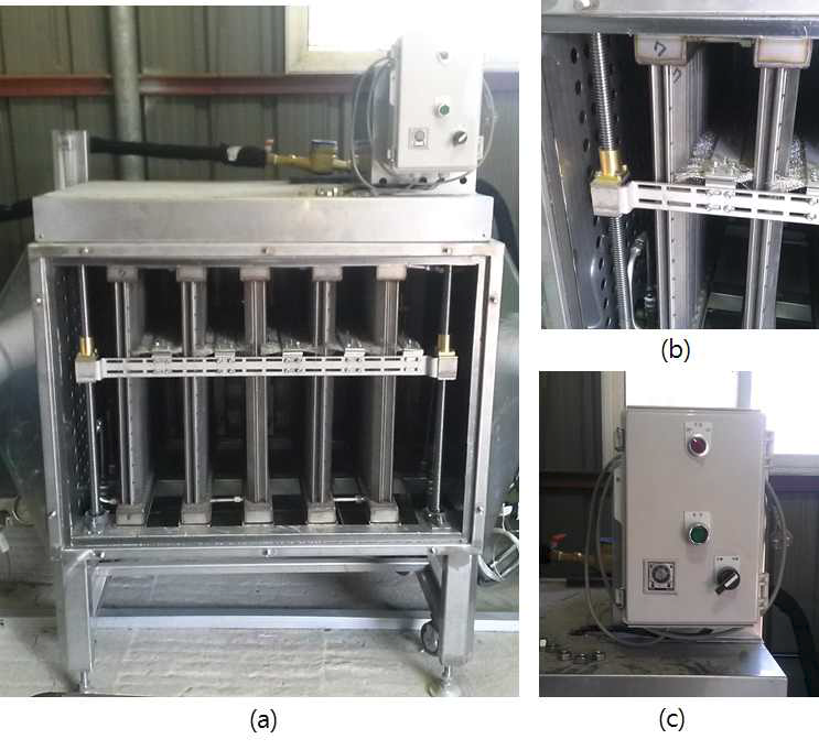자동 세척솔이 설치된 급수예열기 내부사진(a)와 자동세척솔(b), 컨트롤판넬(c)