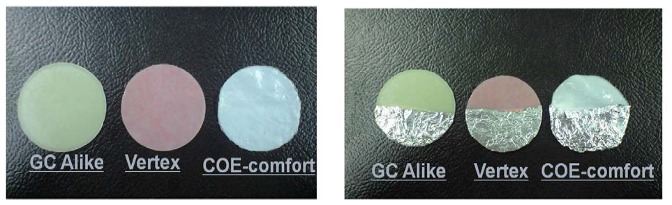 알루미늄 호일로 절반이 덮여진 색안정성 시험시편들.