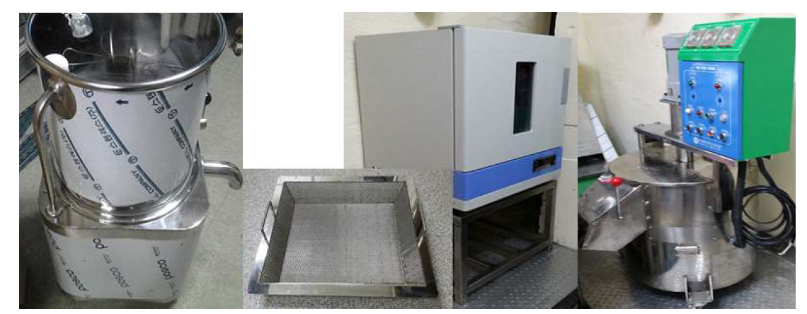 설치한 시범설비 중 세척기, 건조기 및 건조기의 트레이, 볶음솥.