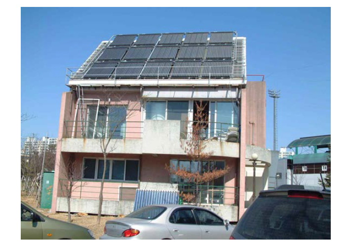 태양열 집열기가 설치된 실험주택의 모습