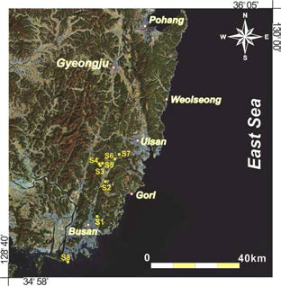 위성영상사진에 표시한 동래단층과 관련한 단층노두 위치