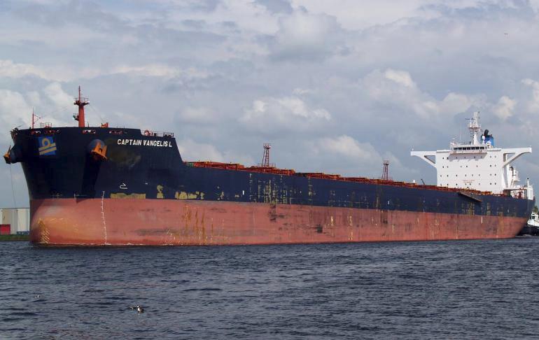 2014년 2월 15일 부산 남항에서 기름공급선과 충돌한 대형 화물선 “Captain Vangelis L”호