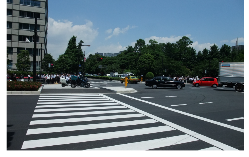 일본 경제산업성 앞 사거리 태양광 신호등
