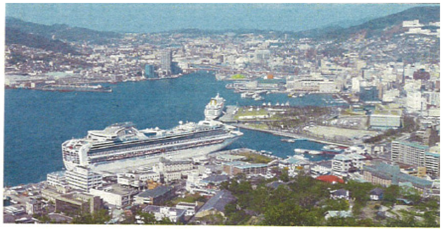 나가사키 항에 정박 중인 국제 크루즈 선