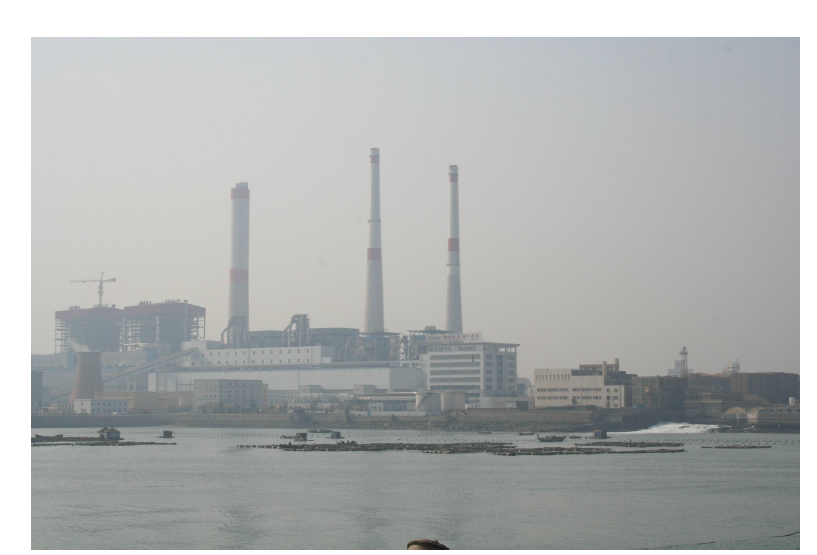 중국 황도화력발전소(좌측:소형 냉각탑,우측:온배수 배수구)