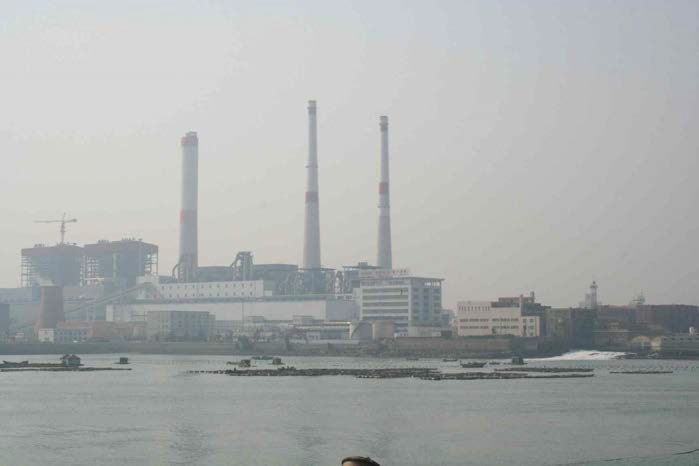 중국 황도화력발전소 전경(좌측: 소형 냉각탑, 우측: 온배수 배수구).