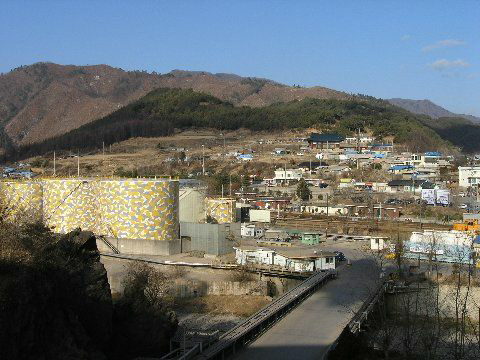 (주)영풍 제련소에서 바라본 황산저장시설과 민가의 전경