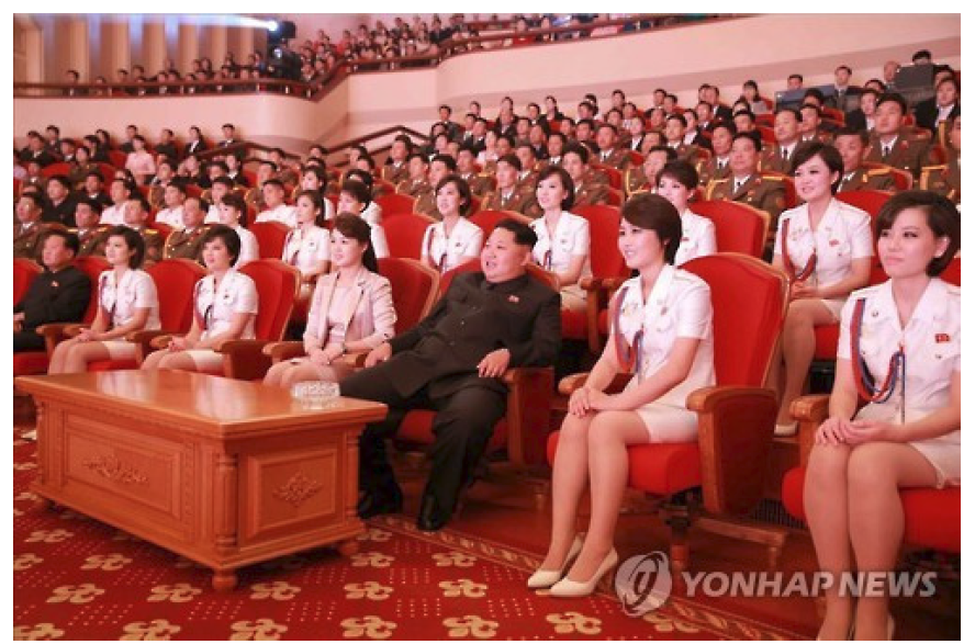 김정은, 리설주와 함께 청봉악단 공연을 보는 모란봉악단