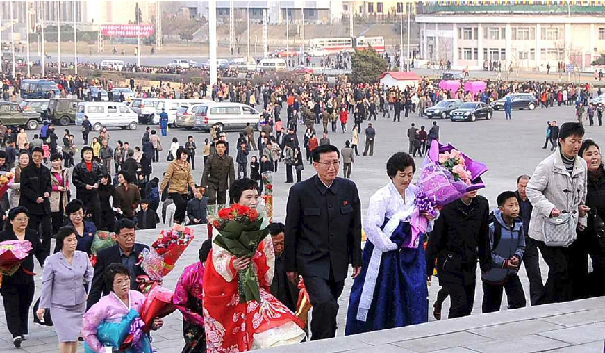 모란봉악단의 공연을 보기 위해 극장으로 들어서는 사람들