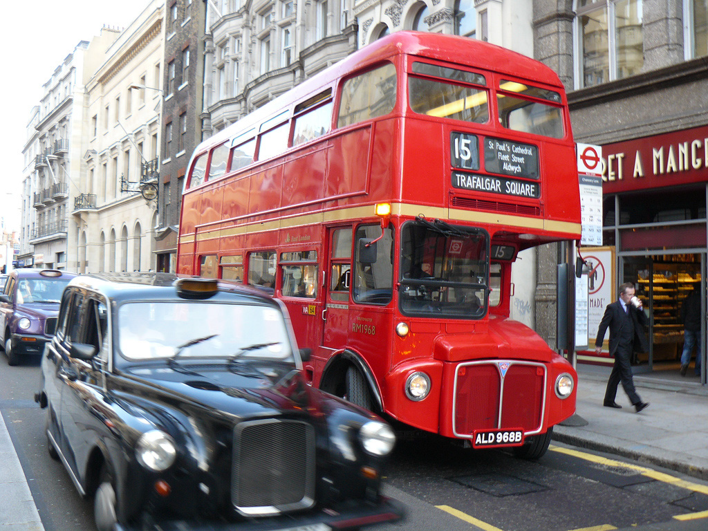 런던 대중교통의 빨강색과 검은색