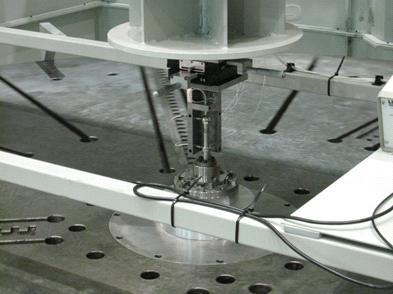 1번 램축 끝단 및 테이블 상면에 설치된 측정 시스템
