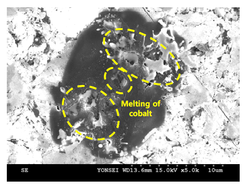 단발 방전(177μJ)에 의한 PCD 가공 표면의 SEM 사진