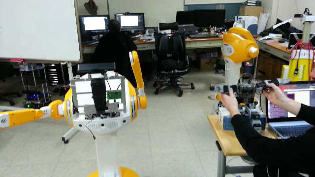 바이올로이드 기반 로봇 펜던트 로봇 모션 저작 테스트 장면