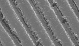 10 kN의 압력으로 임프린팅 한 전자 현미경 사진