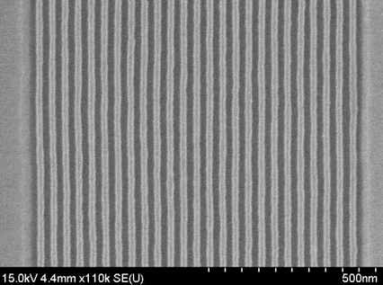 P2VP-PDMS 블록 공중합체의 유기 용매 어닐링을 통해 형성시킨 16 nm 선폭의 선형 패턴 및 1 μm 넓이의 트렌치 기판 내 정렬