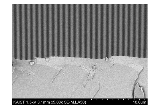 저비용 장비인 I-line lithgraphy 장비를 이용하여 2 um의 패턴을 가지는 감광성패턴 제작