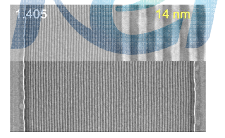 P2VP-PDMS 블록 공중합체의 solvent annealing을 통해 형성시킨 2 μm 트렌치 내에 정렬된 14 nm 선폭의 선형 패턴