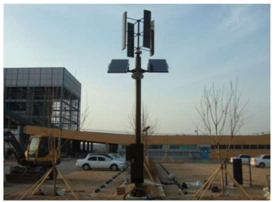 군산 새만금 농어촌 홍보센터에 설치된 수직형 풍력 태양광 하이브리드 가로등