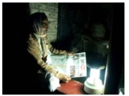 인도 서부 뱅갈 주고빈도람푸르의 한 가구에 설치된 태양광 램프