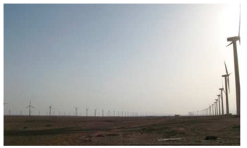 홍해 연안 자파라나 사막에 위치한 풍력 발전용 터빈