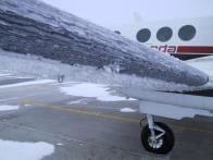 항공기 날개에 부착된 얼음