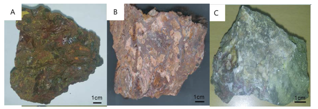 녹전리 열수각력암의 조직과 광물 산출양상.