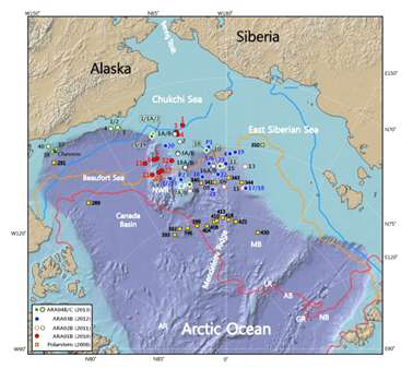 2010년 ‘아라온’ 첫 시험항해부터 2013 년까지 북극탐사해역에서 획득한 시추코어퇴적물 정점 위치와 2008년 독일 AWI ‘폴라스턴’ 서북극 해 탐사동안 시추된 퇴적물 코어정점(노란색) 및 9월 중순 해빙이 녹아 사라진 해역을 표시