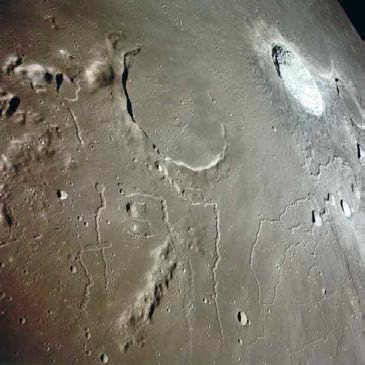 달의 프린츠 분화구 근처의 Rilles 지형