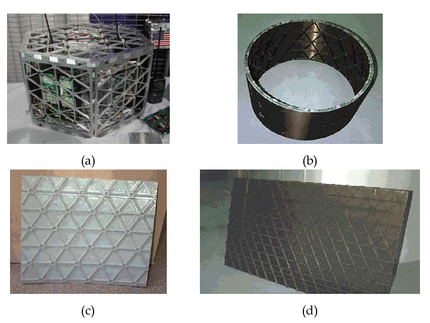 격자강화 구조의 예 (a) 등방격자 위성 프레임, (b) 복합재료 등방격자 실린더, (c) 알루미늄 등방격자 곡면, (d) 복합재료 등방격자 평판