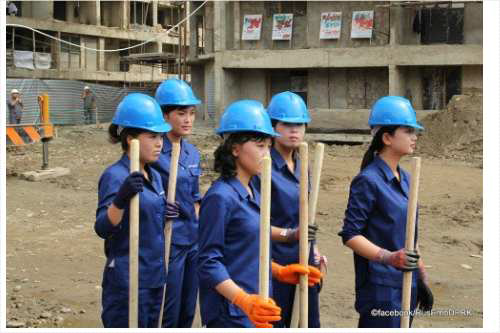 거리 아파트 건설 현장에 노력동원 나온 북한 여성들