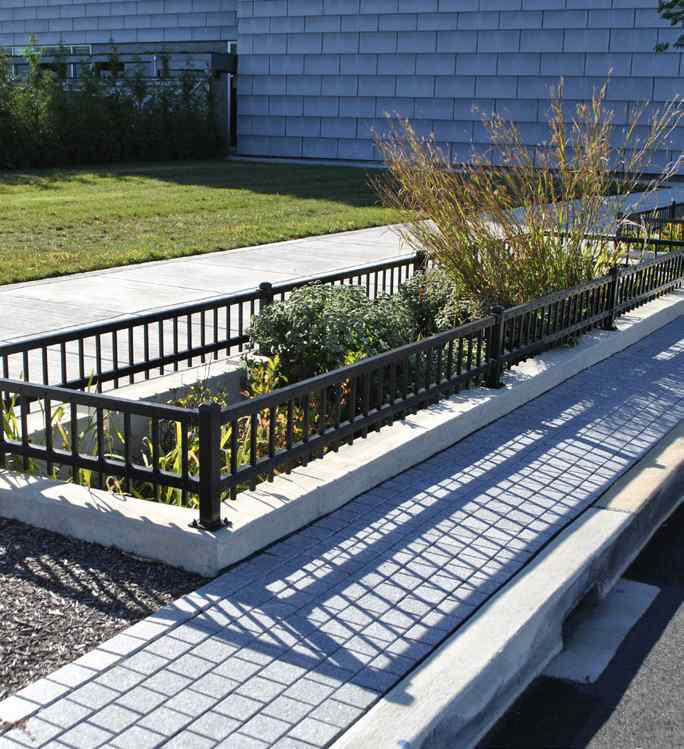 Philadelphia Navy Yard의 stormwater planter