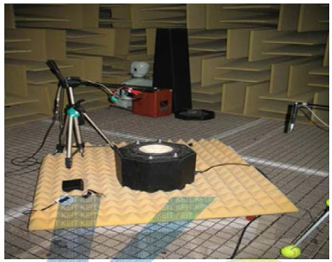 무향실에서의 제작된 MEMS microphone의 음향성능 측정 사진