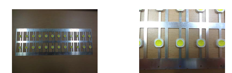 형광체 도포된 리드프레임 위에 사출된 LED 실리콘 렌즈 양품 성형품 사진