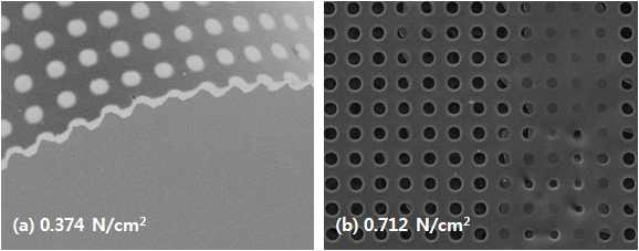 Micro-contact 법으로 압력에 따라 인쇄한 2㎛ × 2㎛ 패턴의 SEM 이미지