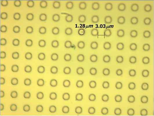 hole size : 3㎛, Space : 3㎛ 패턴을 갖는 평면사진