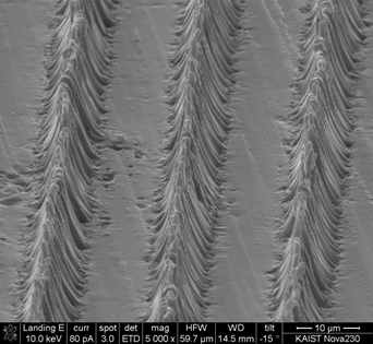 레이저가공 방법으로 마이크로 스트라이프패턴 성형 시에 자연적으로 마이크로 패턴 위에 형성되는 나노패턴
