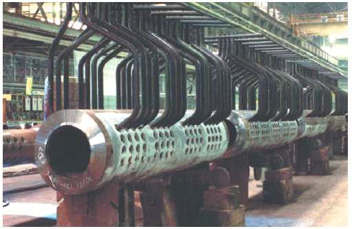일반적인 Header pipe 사진(Header pipe는 두꺼운 압출관이며 Tube는 pipe에 연결된 여러개의 가는 관)