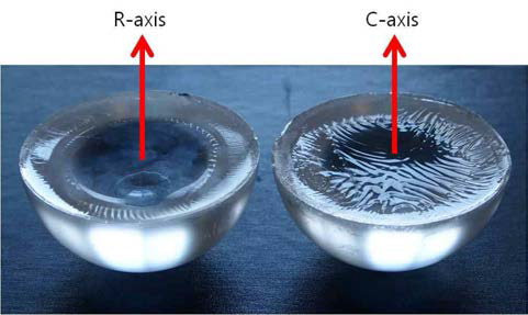 R-축 방향으로 성장시킨 반구형 단결정(왼쪽)과 C-축으로 성장시킨 단결정(오른쪽)의 외관 차이