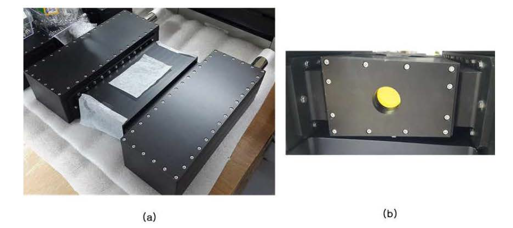 조립 완료된 TFC. (a) TFC의 전체 모습. (b) 레이저 빔이 들어칼 window 부분