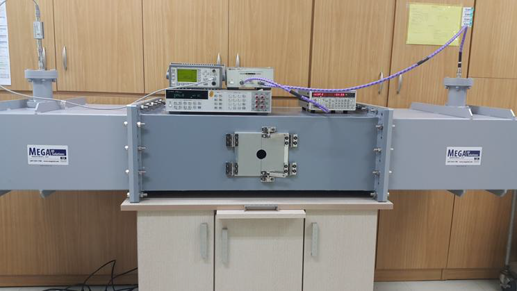 Standard field generation system using a rectangular waveguide.