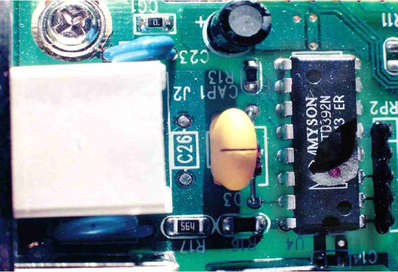 IEC 61000-4-5에 정의된 것과 같은 500 V 텔레콤 펄스를 케이블에 주입시켰을 때 이더넷 10 Base2 컴퓨터 인터페이스 보드에 발생된 손상