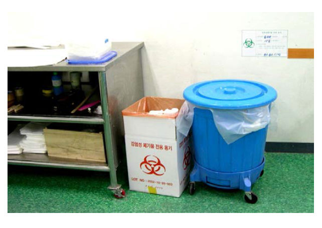 감염성 폐기물 전용용기(적색 표기)