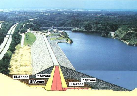 단면설계를 통하여 암석의 효율적인 이용(일본, 漢那댐)