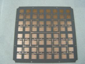 중앙급전 방식(Center-Fed)의 8x8 패치 배열 안테나 PCB.