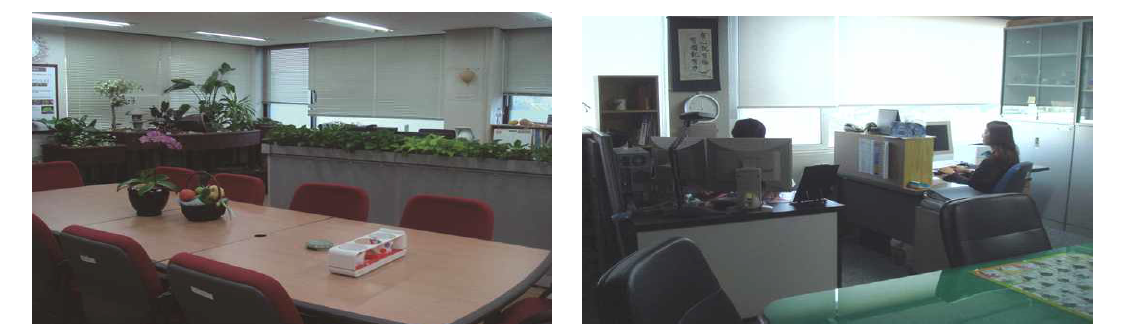 사무공간내 그린인테리어 설치(좌)와 미설치로 비교한 대조구(우)