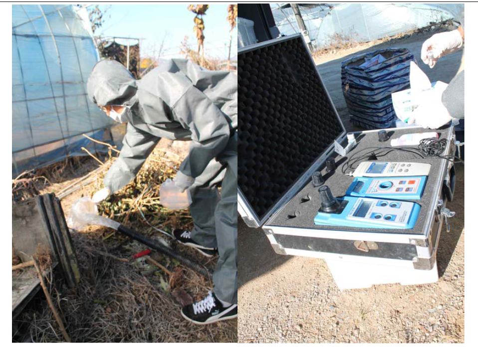 비닐하우스 내 농업용수 공급 호스에서 시료 채취 장면 (왼쪽) 시료로 채취한 농업용수의 수온, 탁도, pH, 잔류염소 농도 측정 장면 (오른쪽)