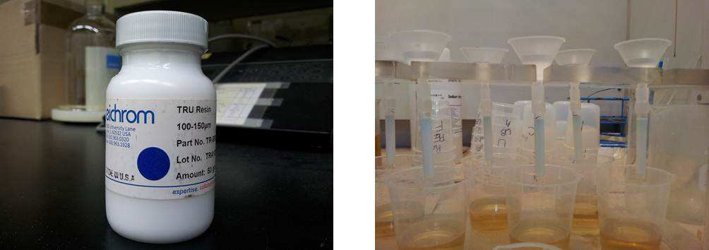 Eichrom 사의 TRU 레진 시약병(왼쪽)과 TRU 레진이 충진된 칼럼을 이용한 화학분리(오른쪽).