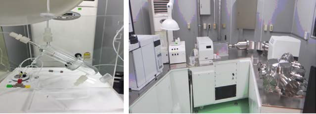 Photographs of Gas-liq니id separator (left) and Multi collector ICPMS(right).